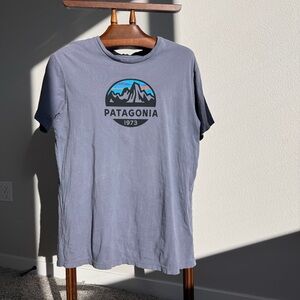 Patagonia 1973 Organic Cotton Graphic Tee – Slim Fit – Men’s L – Faded Blue